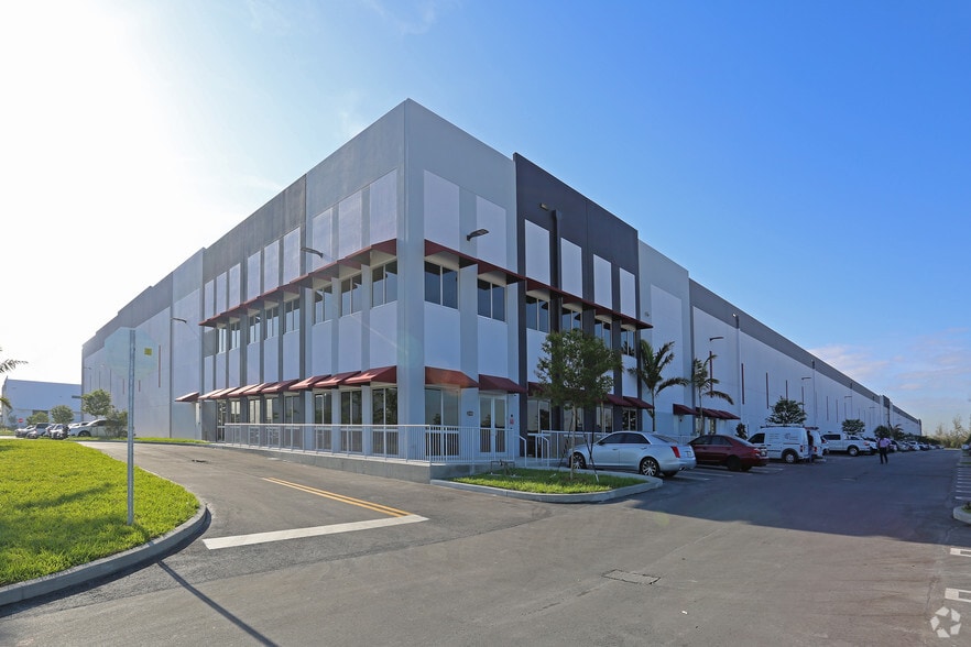 3780 W 104th St, Hialeah, FL for lease - Primary Photo - Image 1 of 4