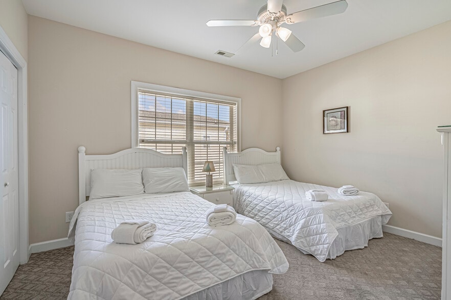 703 37th Ave S, North Myrtle Beach, SC for sale - Interior Photo - Image 2 of 40