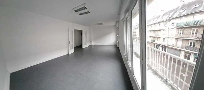 Office in Rouen for lease - Interior Photo - Image 2 of 8