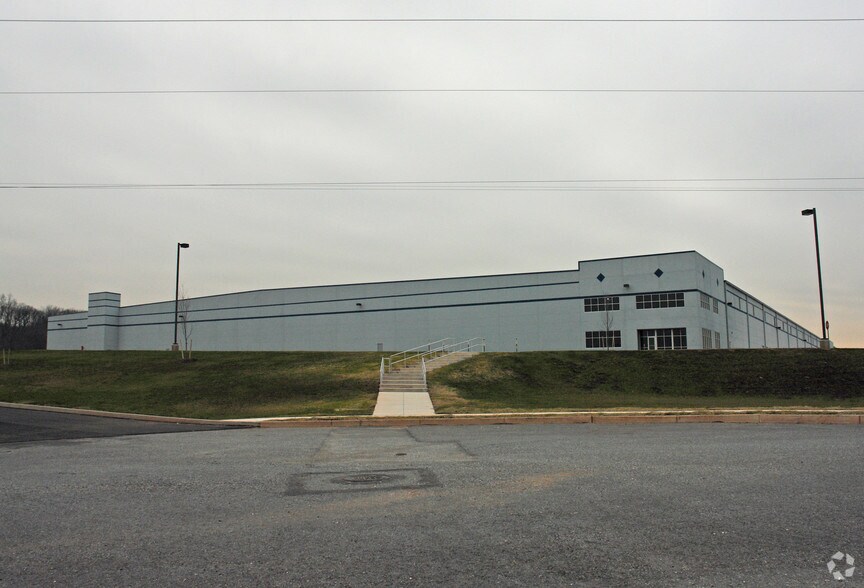 225 Cross Farm Ln, York, PA for lease - Building Photo - Image 1 of 2