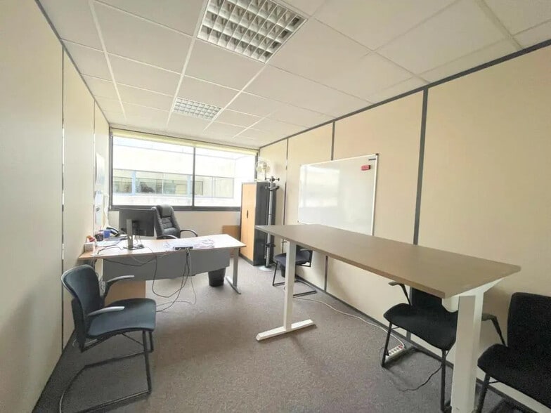 Office in Poissy for lease - Building Photo - Image 3 of 18