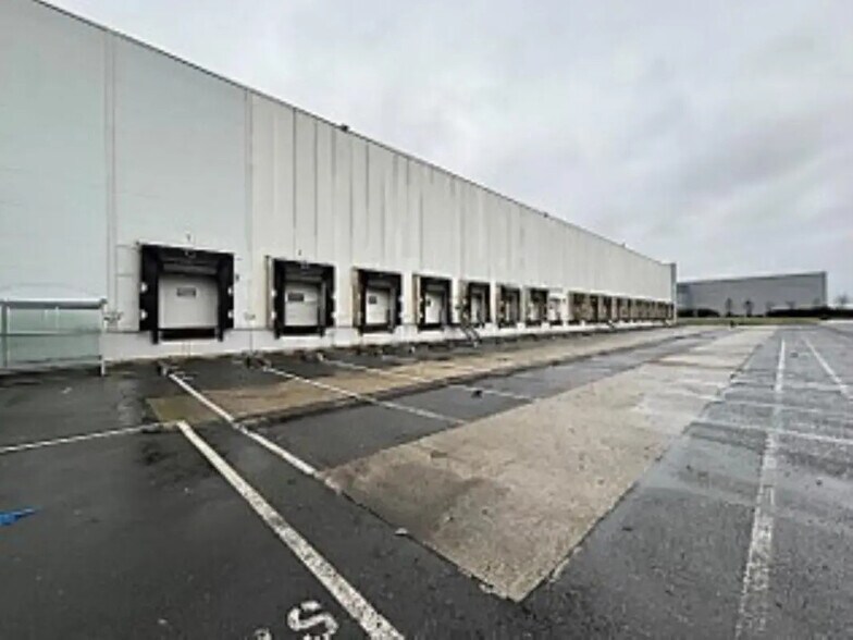 Office in Saint-Ouen-l'Aumône for lease - Building Photo - Image 3 of 8