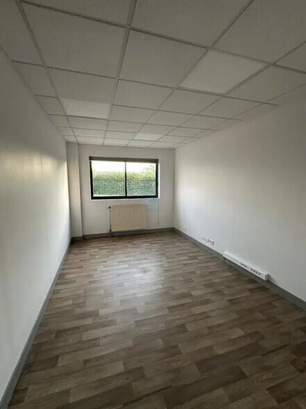 Flex in Saint-Jean-de-la-Ruelle for lease - Interior Photo - Image 2 of 3