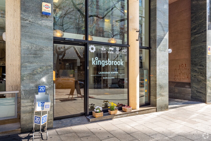 Retail in Barcelona, Barcelona for lease - Building Photo - Image 2 of 7