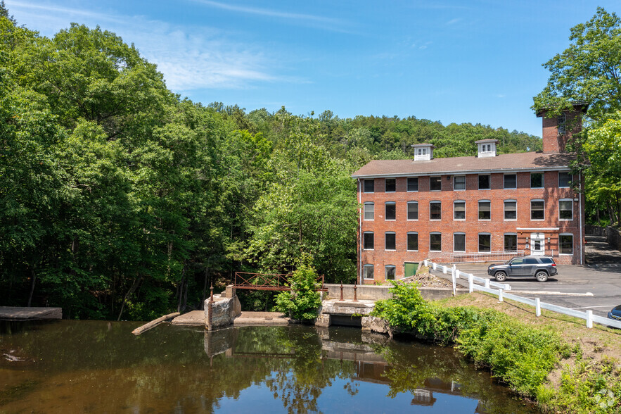 27 Glen Rd, Sandy Hook, CT 06482 - Falling Water at Rocky Glen | LoopNet