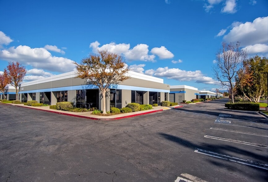 1714 E McFadden Ave, Santa Ana, CA for lease - Primary Photo - Image 1 of 7
