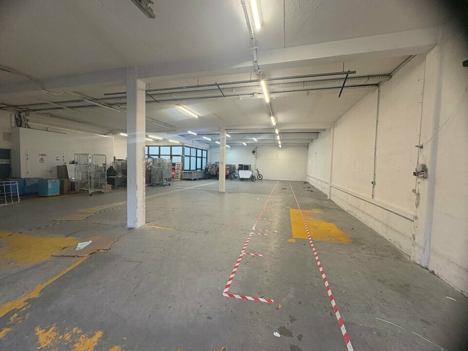 Location Local d'activités 652 m² - Photo 1