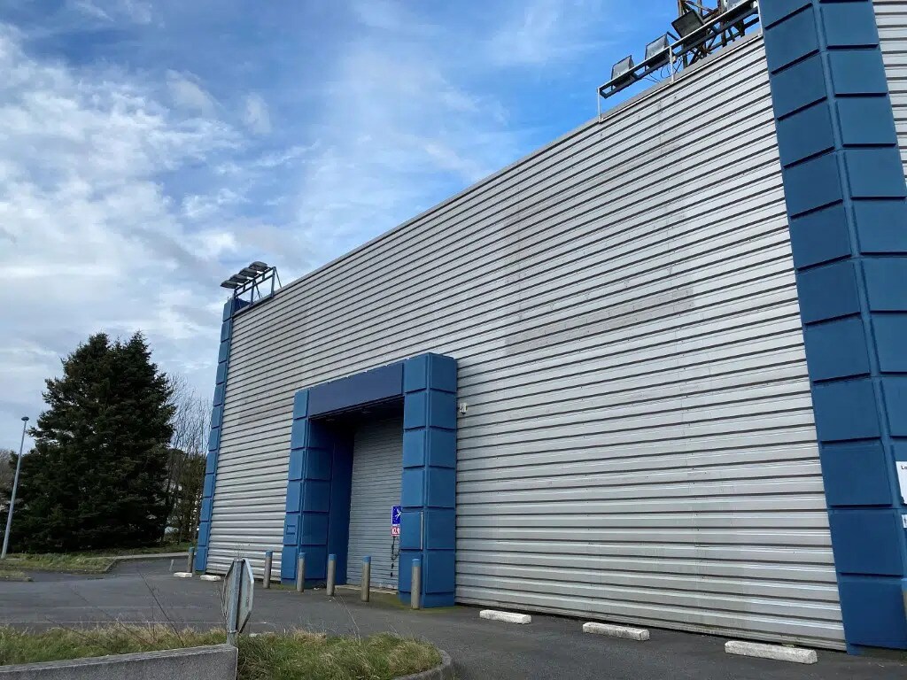 Retail in Saint-Martin-des-Champs for lease Building Photo- Image 1 of 3