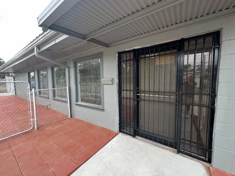 7001 Weaver Rd, Houston, TX for lease - Building Photo - Image 3 of 17