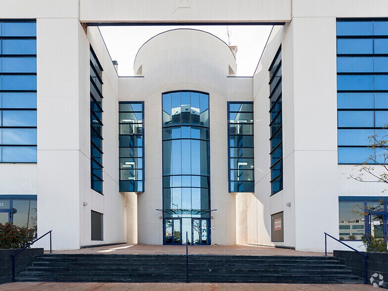 Office in Getafe, Madrid for sale - Building Photo - Image 2 of 5