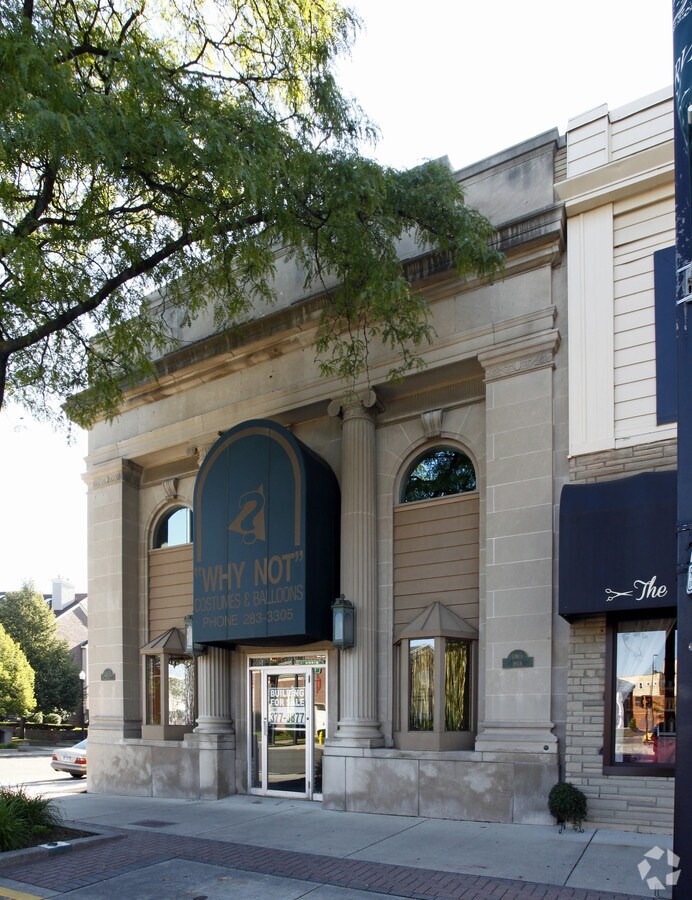 2903 Biddle Ave, Wyandotte, MI 48192