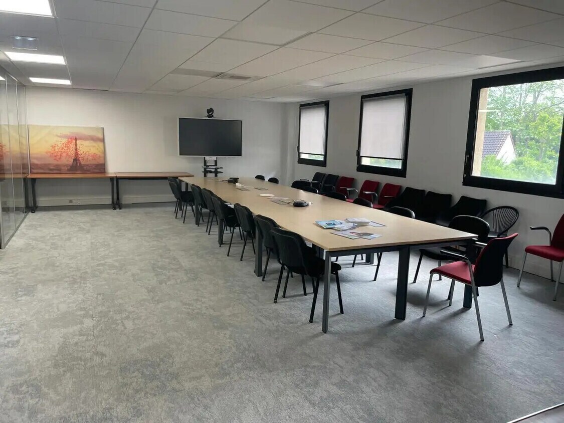 Office in Saint-Gratien for lease Interior Photo- Image 1 of 9