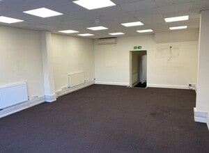 26 Green Ln, Northwood for lease Interior Photo- Image 2 of 4