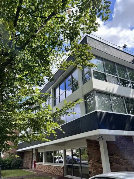 Office in Noisy-le-Grand for lease - Building Photo - Image 2 of 11