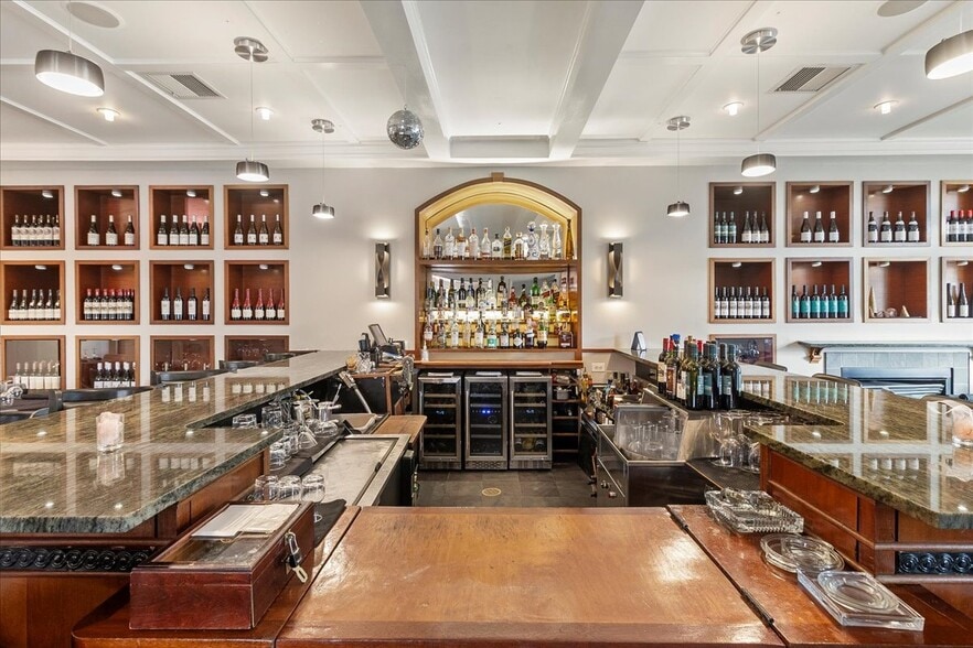 417 Broadway, Saratoga Springs, NY for sale - Interior Photo - Image 3 of 26