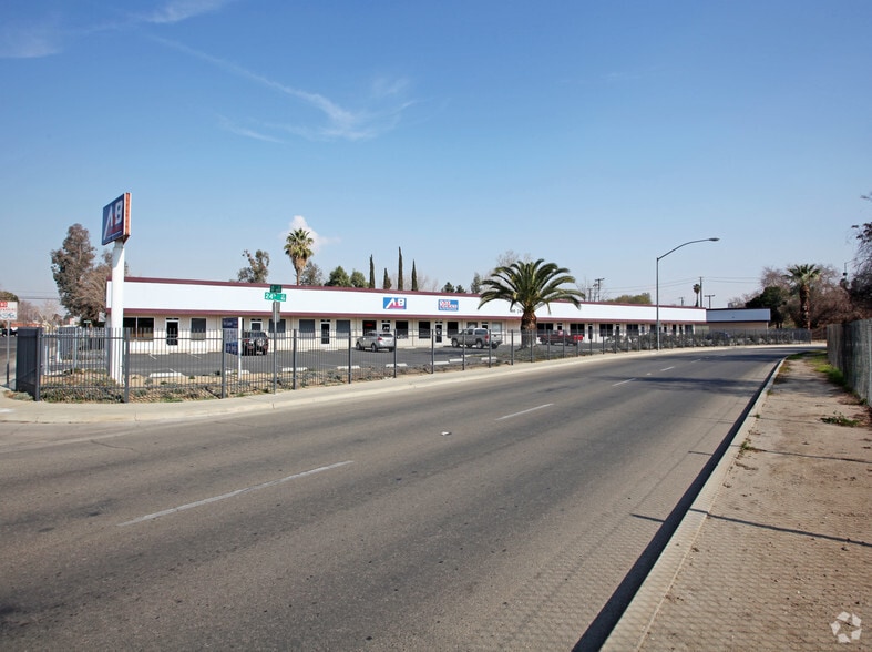 900 24th St, Bakersfield, CA for lease - Building Photo - Image 2 of 5