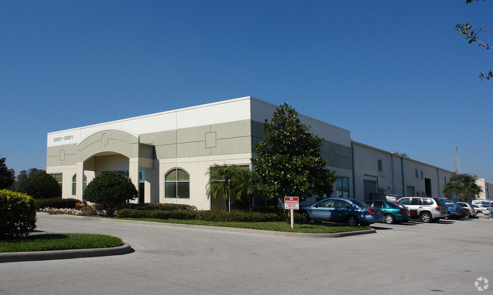 3501-3521 Parkway Center Ct, Orlando, FL for lease - Building Photo - Image 2 of 3