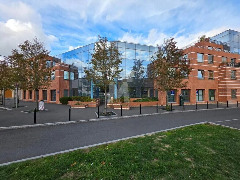 Office in Évry-Courcouronnes for lease - Building Photo - Image 1 of 12