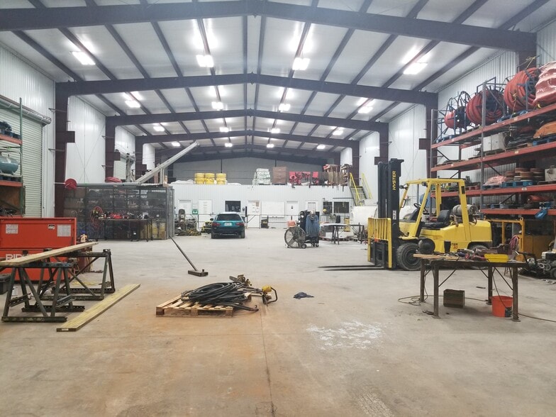 2112 Airport Rd, Conroe, TX for lease - Building Photo - Image 3 of 29