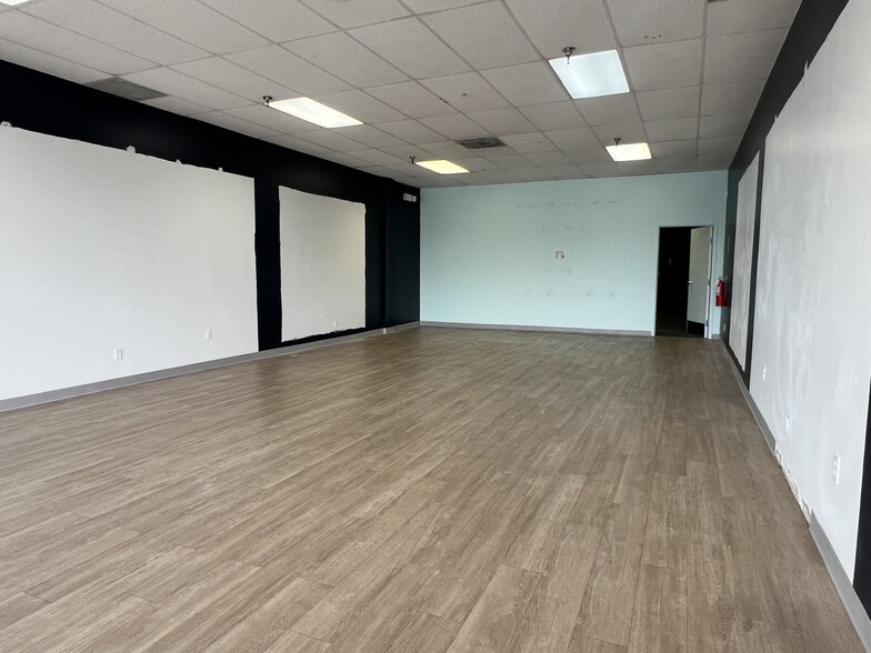 100-200 W Twelve Mile Rd, Madison Heights, MI for lease - Interior Photo - Image 3 of 6