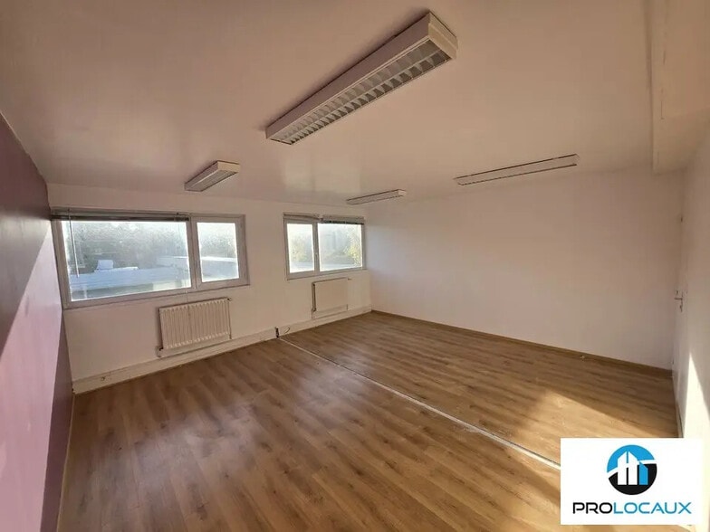 Office in Amiens for lease - Interior Photo - Image 2 of 11