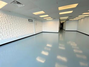 100-110 W Bay Area Blvd, Webster, TX for lease Interior Photo- Image 1 of 8