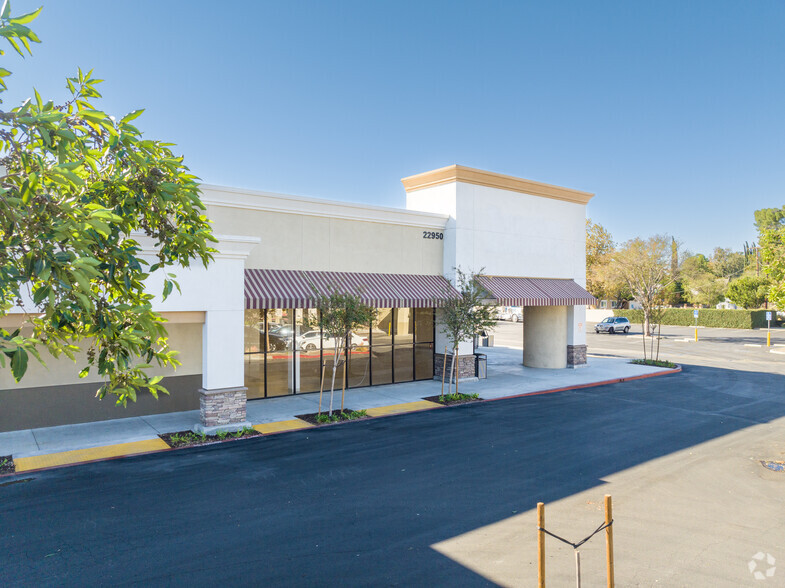 22828-22968 Victory Blvd, Woodland Hills, CA for lease - Building Photo - Image 2 of 11