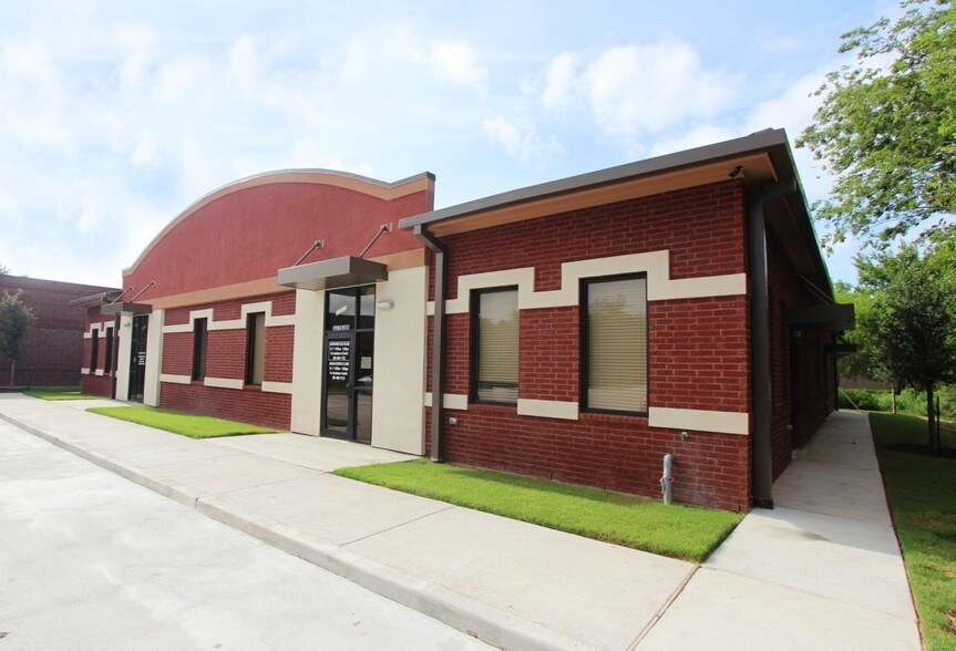 13017 Jess Pirtle Blvd, Sugar Land, TX for lease - Primary Photo - Image 1 of 15