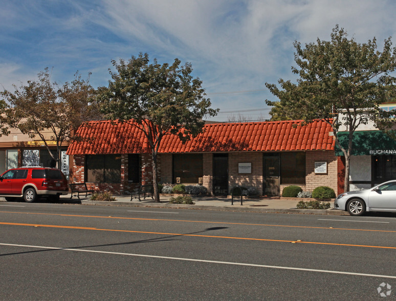 2015-2017 W Burbank Blvd, Burbank, CA for lease - Primary Photo - Image 1 of 12