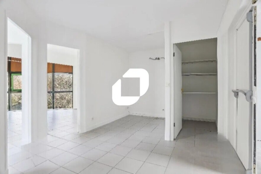 Office in Lognes for lease - Interior Photo - Image 1 of 8