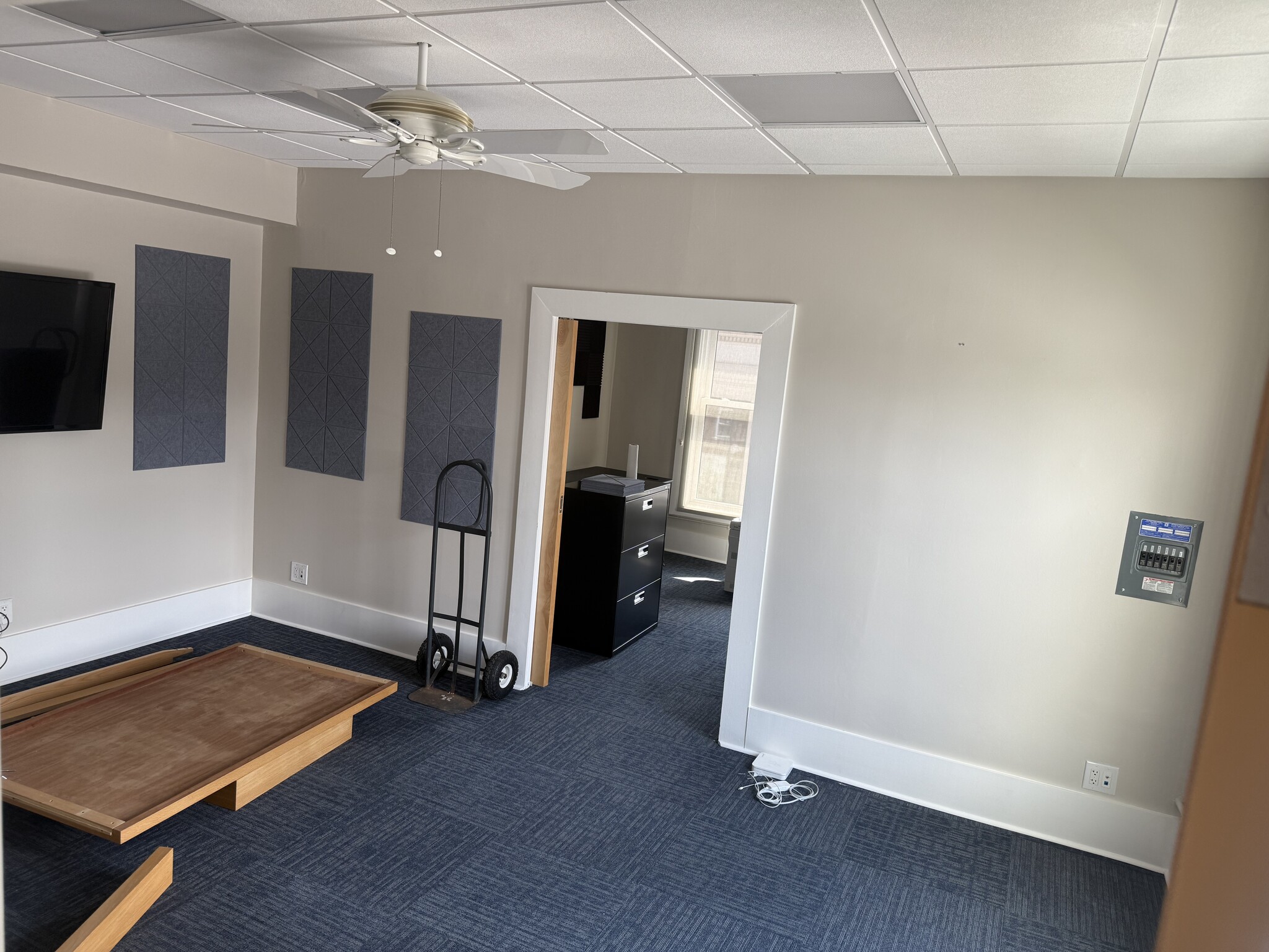 104 W 4th St, Royal Oak, MI for lease Interior Photo- Image 1 of 4