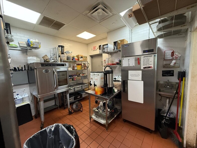 178 NE 29th St, Miami, FL for lease - Building Photo - Image 3 of 7