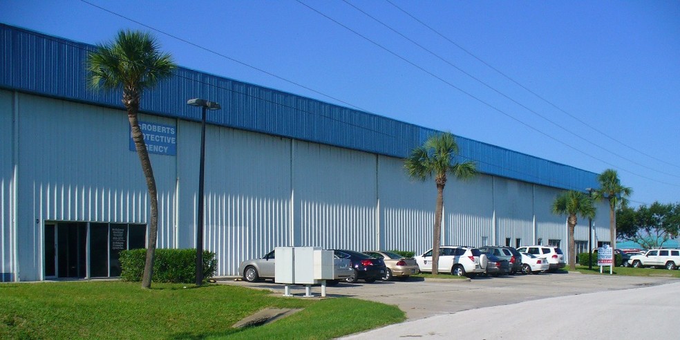 405 Atlantis Rd, Cape Canaveral, FL for lease - Building Photo - Image 3 of 4