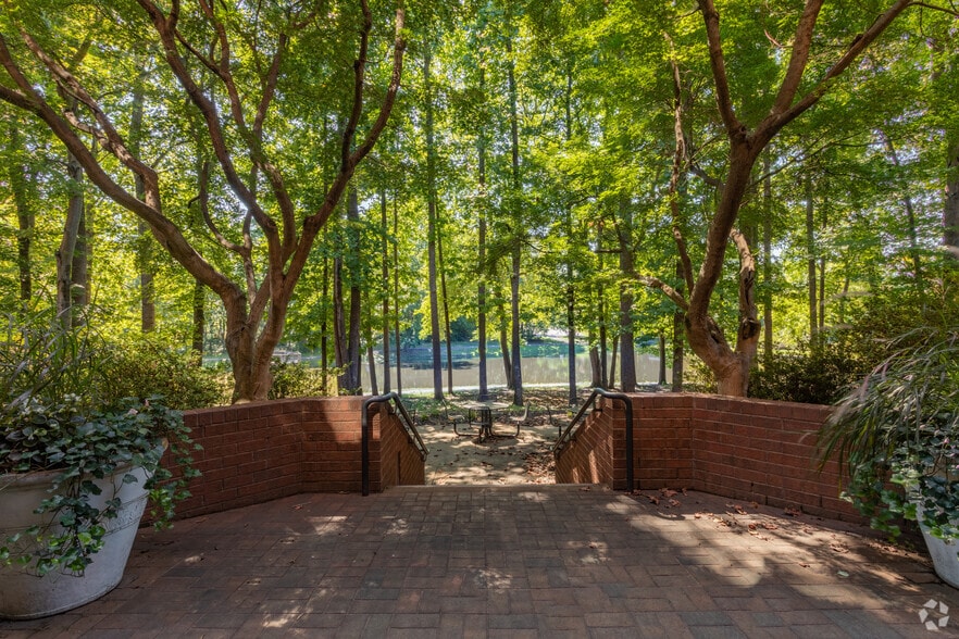 808 Moorefield Park Dr, Richmond, VA for lease - Building Photo - Image 3 of 9