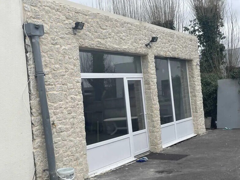 Office in Allonne for lease - Building Photo - Image 3 of 5