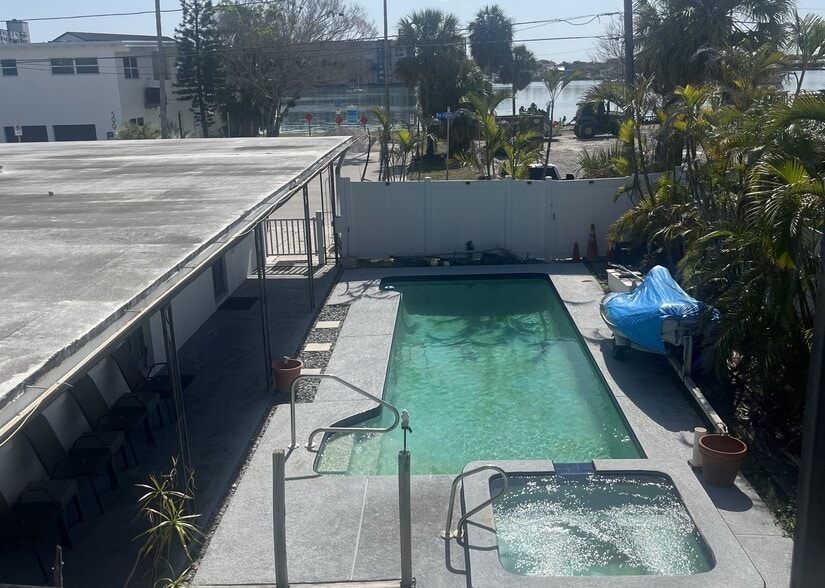 580 Bay Esplanade, Clearwater, FL for sale - Primary Photo - Image 1 of 1