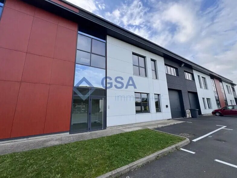 Office in Lieusaint for lease - Building Photo - Image 1 of 6