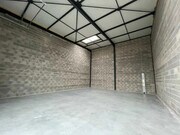 Espace intérieur spacieux et lumineux, idéal pour vos projets.