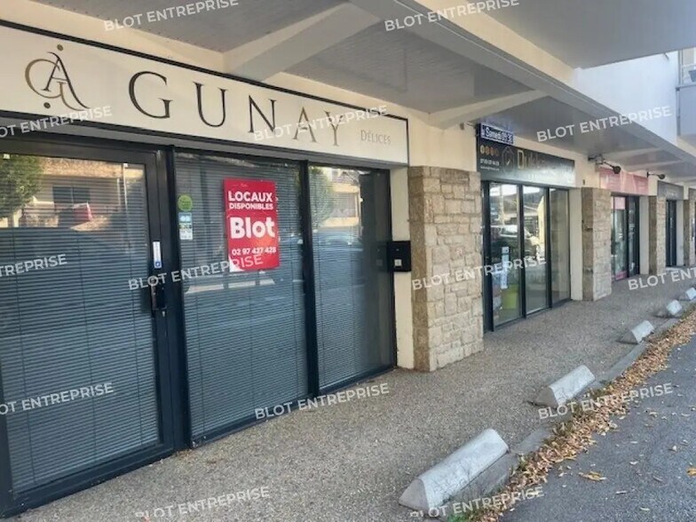 Retail in Vannes for lease - Building Photo - Image 2 of 5