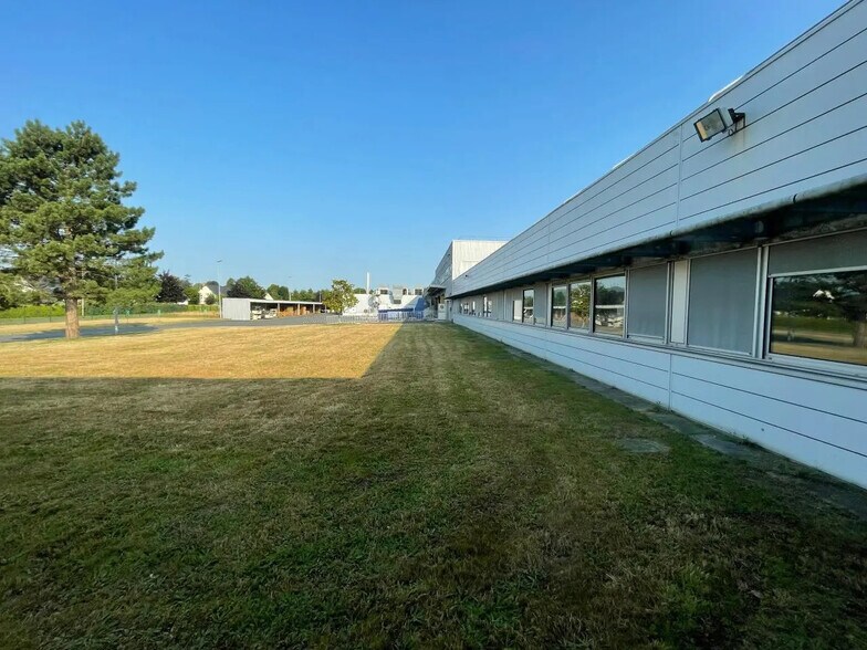 Office in Barentin for lease - Building Photo - Image 3 of 34