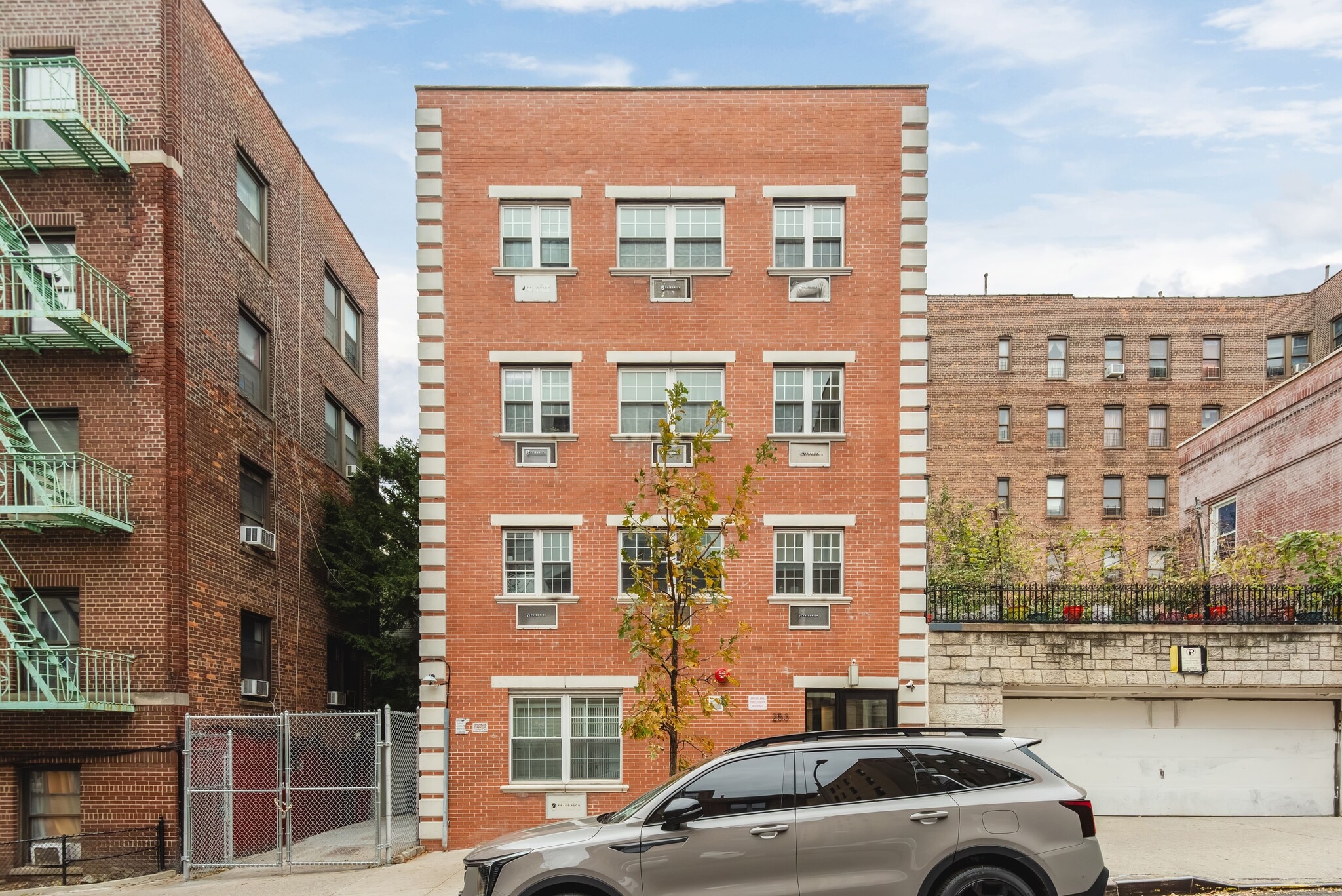 253 E 206th St, Bronx, NY for sale Building Photo- Image 1 of 31