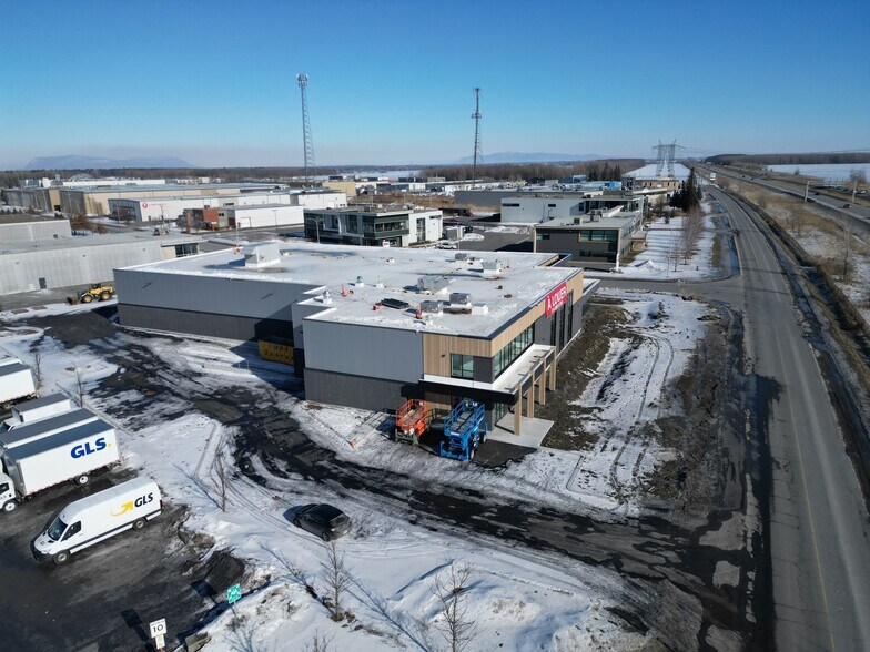 8800 Rue Samuel-Hatt, Chambly, QC for sale - Building Photo - Image 2 of 8