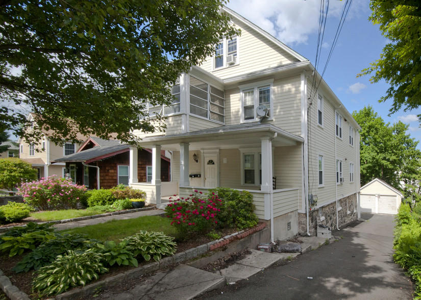 22 Hinckley Ave, Stamford, CT for sale - Primary Photo - Image 1 of 1