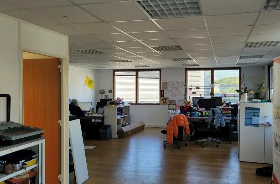 Flex in La Chapelle-sur-Erdre for lease - Interior Photo - Image 3 of 6