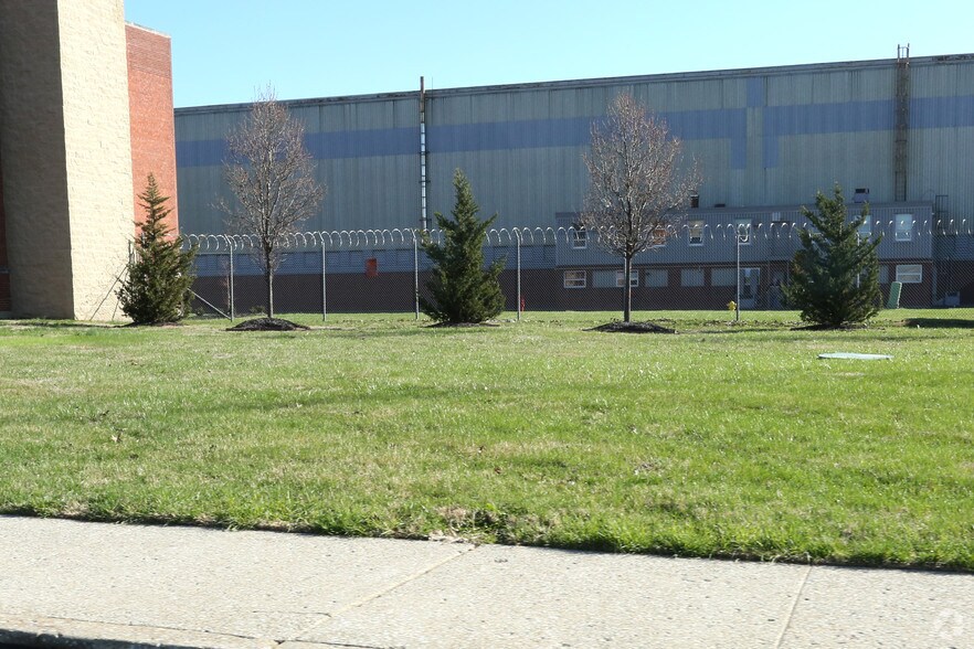 164 Rochester Dr, Louisville, KY for lease - Building Photo - Image 2 of 4