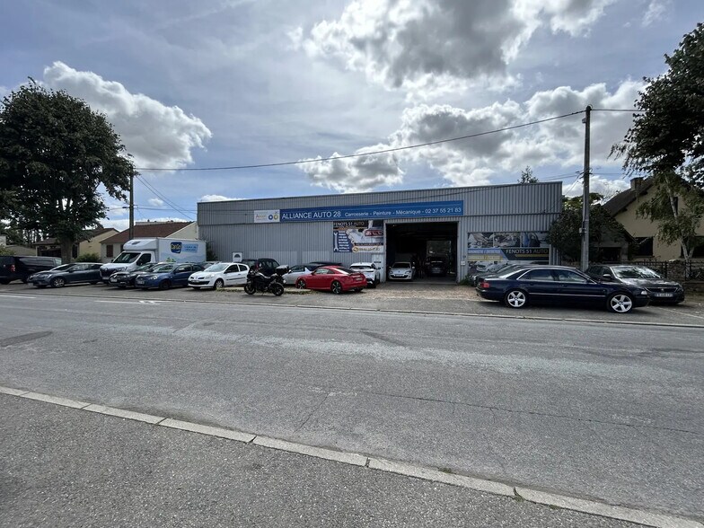 51 Avenue Des Fenots, Dreux for sale - Building Photo - Image 2 of 8