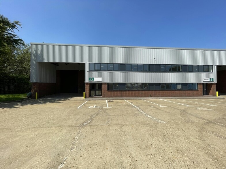1-3 Farmbrough Clos, Aylesbury for lease - Building Photo - Image 1 of 18