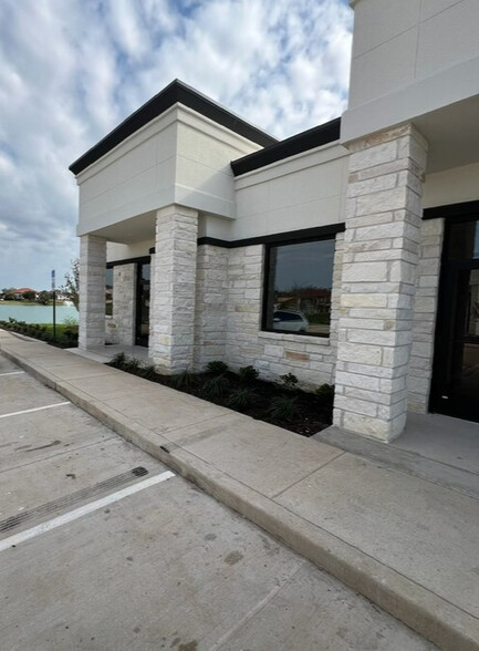 5501 Cabrera Dr, Sugar Land, TX for lease - Building Photo - Image 2 of 15