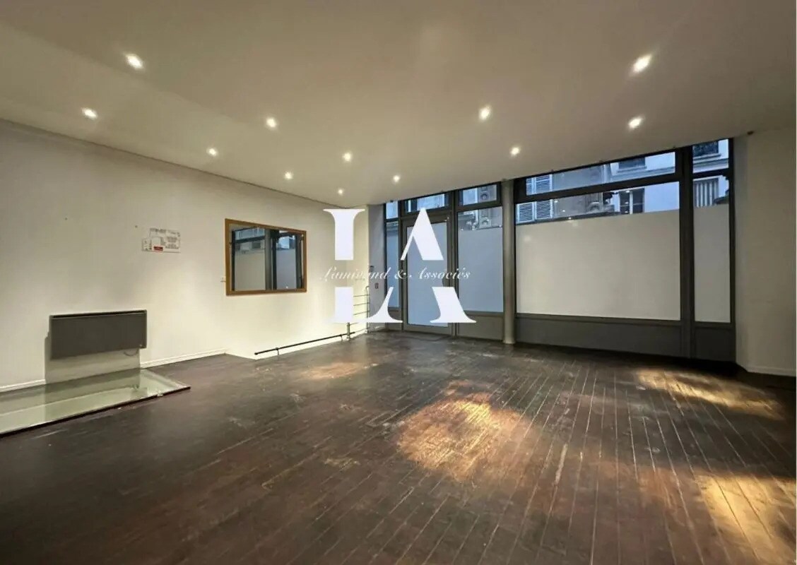 Retail in Paris for lease Interior Photo- Image 1 of 5