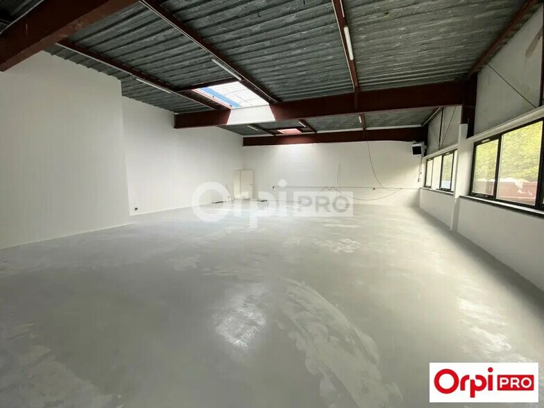 Flex in Villebon-sur-Yvette for lease - Interior Photo - Image 3 of 6